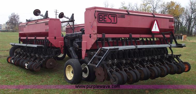 image for item 5563 1992 Best 30FU8B1-4 folding grain drill