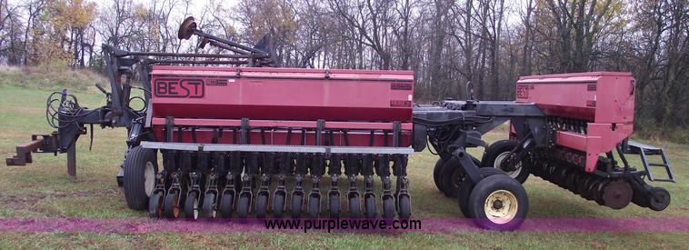 image for item 5563 1992 Best 30FU8B1-4 folding grain drill