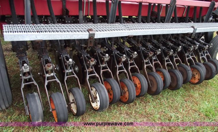 image for item 5563 1992 Best 30FU8B1-4 folding grain drill