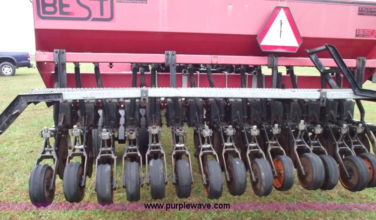 image for item 5563 1992 Best 30FU8B1-4 folding grain drill