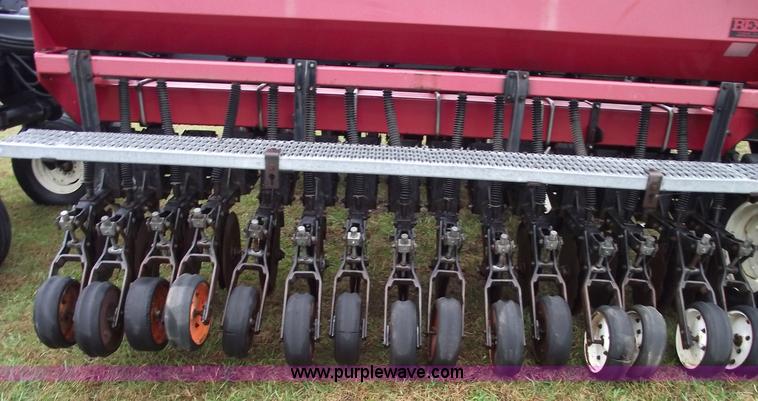 image for item 5563 1992 Best 30FU8B1-4 folding grain drill