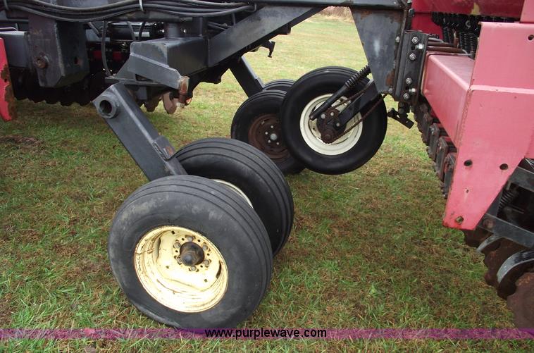 image for item 5563 1992 Best 30FU8B1-4 folding grain drill