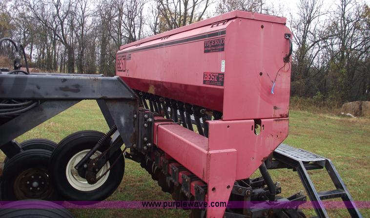 image for item 5563 1992 Best 30FU8B1-4 folding grain drill