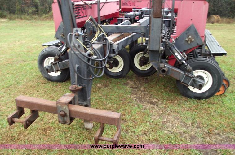 image for item 5563 1992 Best 30FU8B1-4 folding grain drill