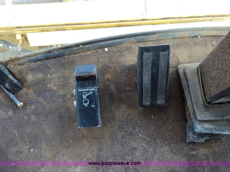 image for item 3453 1985 New Holland TR86 combine