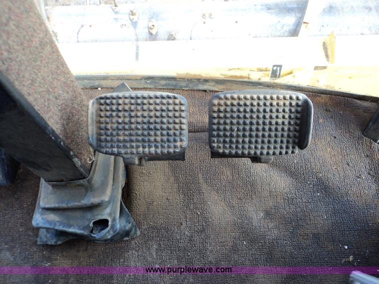 image for item 3453 1985 New Holland TR86 combine