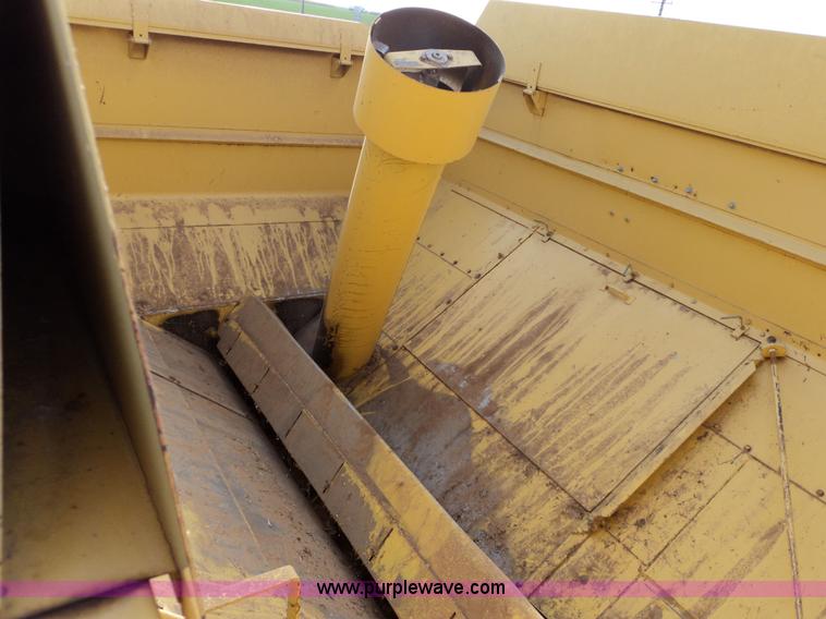 image for item 3453 1985 New Holland TR86 combine