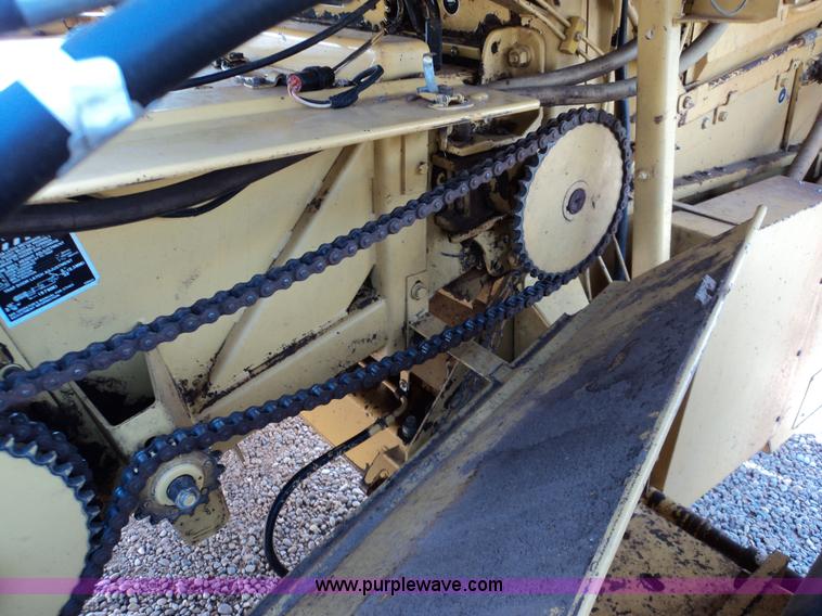 image for item 3453 1985 New Holland TR86 combine