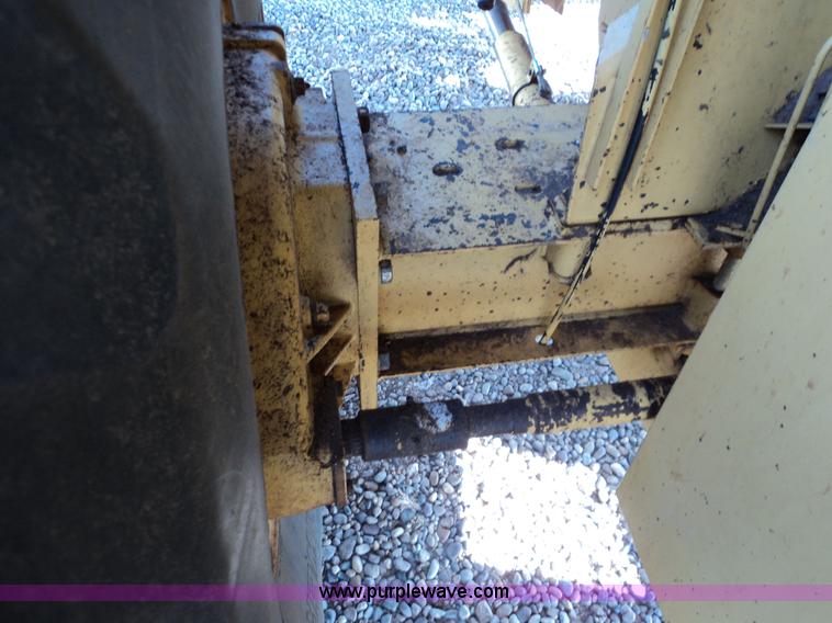 image for item 3453 1985 New Holland TR86 combine