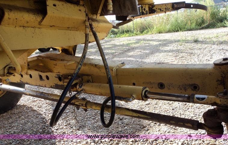 image for item 3453 1985 New Holland TR86 combine