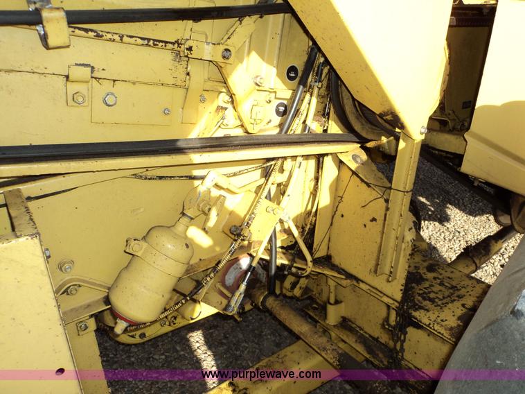 image for item 3453 1985 New Holland TR86 combine