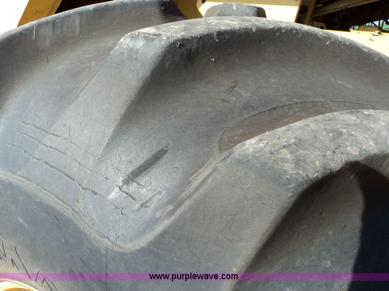 image for item 3453 1985 New Holland TR86 combine