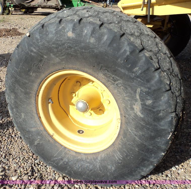 image for item 3453 1985 New Holland TR86 combine