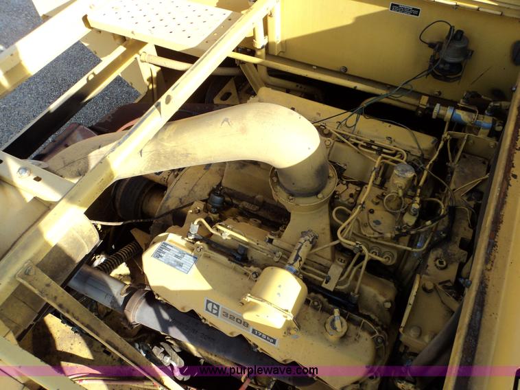 image for item 3453 1985 New Holland TR86 combine