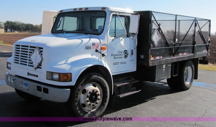 image for item 3621 2000 International 4700 truck