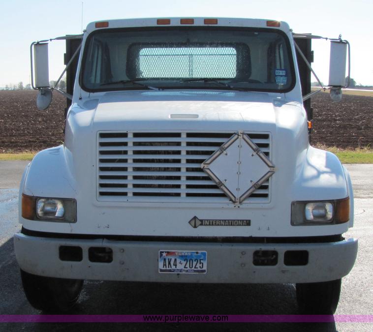 image for item 3621 2000 International 4700 truck
