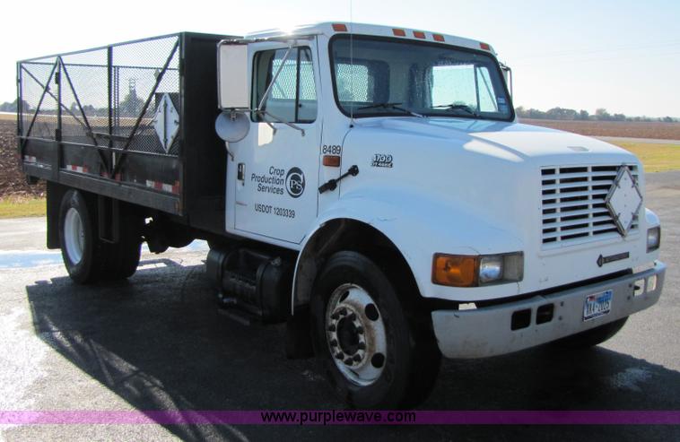image for item 3621 2000 International 4700 truck