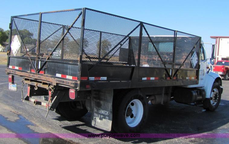 image for item 3621 2000 International 4700 truck
