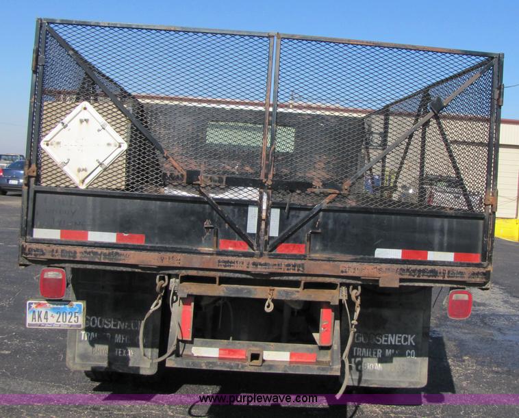 image for item 3621 2000 International 4700 truck