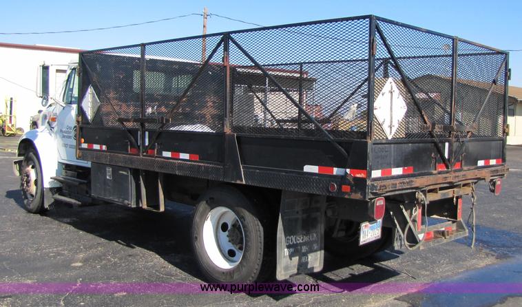 image for item 3621 2000 International 4700 truck
