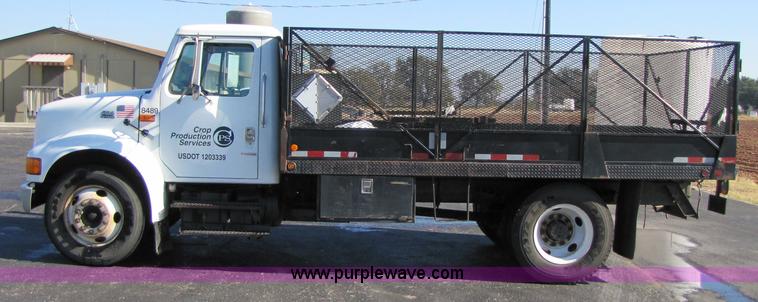 image for item 3621 2000 International 4700 truck