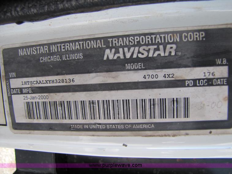 image for item 3621 2000 International 4700 truck