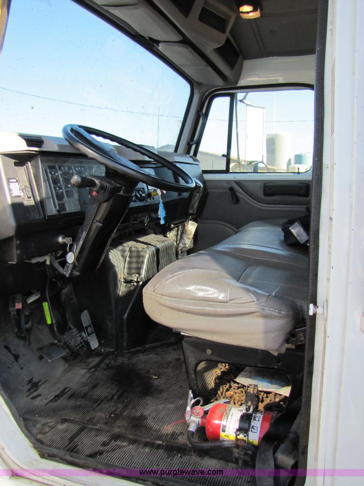 image for item 3621 2000 International 4700 truck