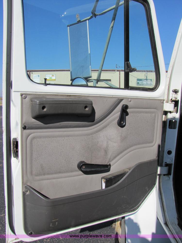 image for item 3621 2000 International 4700 truck