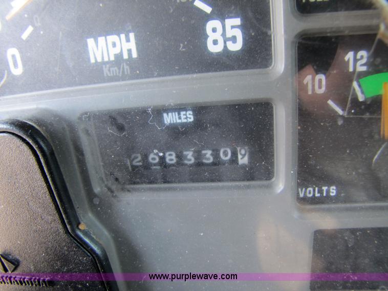 image for item 3621 2000 International 4700 truck