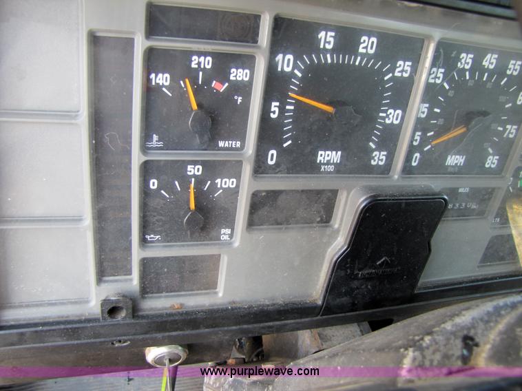 image for item 3621 2000 International 4700 truck