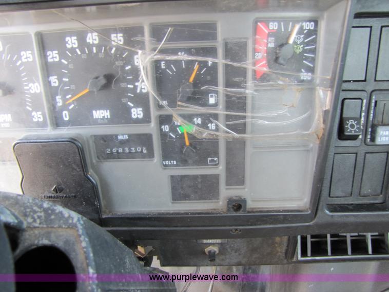 image for item 3621 2000 International 4700 truck