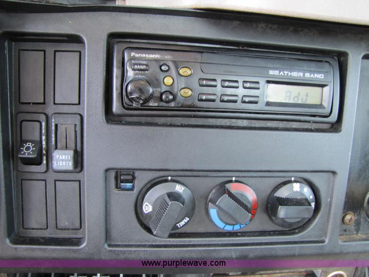 image for item 3621 2000 International 4700 truck