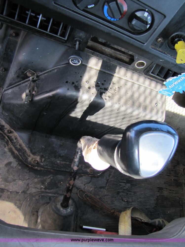 image for item 3621 2000 International 4700 truck