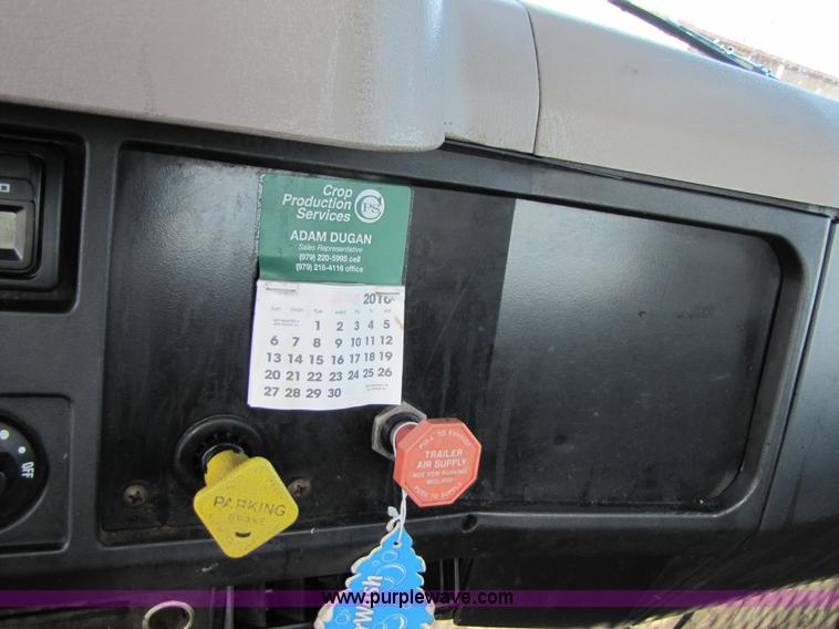 image for item 3621 2000 International 4700 truck