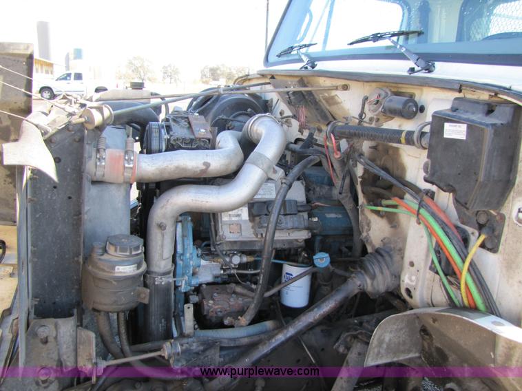 image for item 3621 2000 International 4700 truck