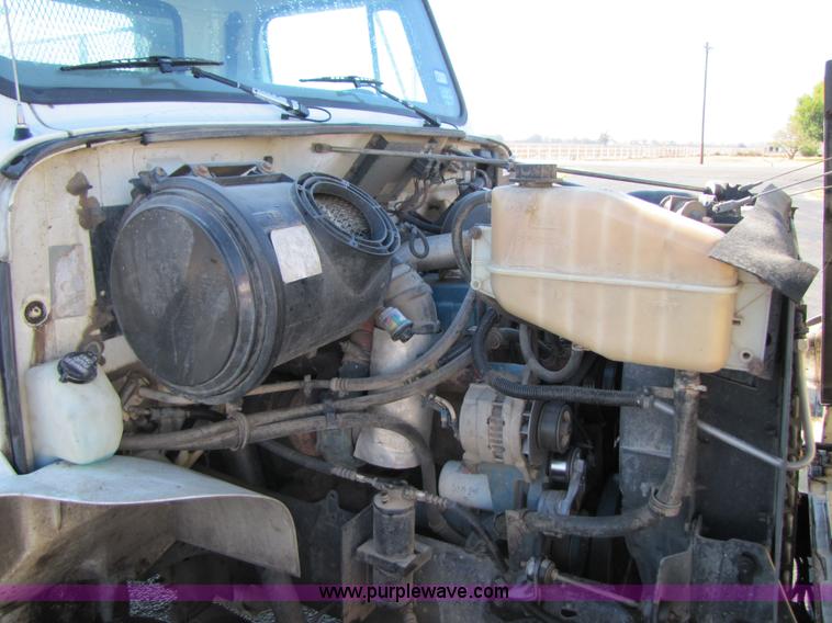 image for item 3621 2000 International 4700 truck