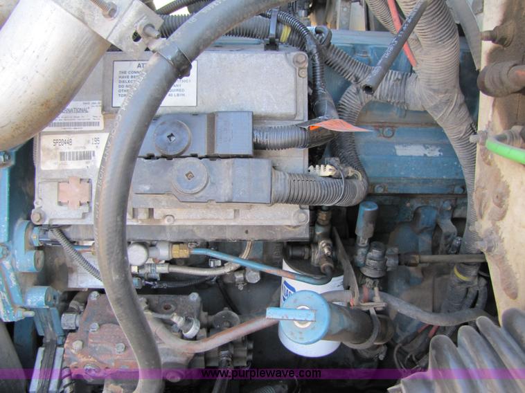 image for item 3621 2000 International 4700 truck