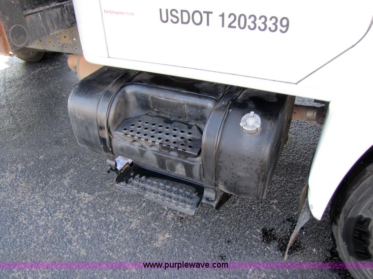 image for item 3621 2000 International 4700 truck