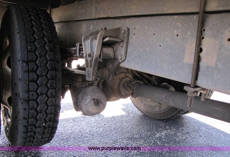 image for item 3621 2000 International 4700 truck