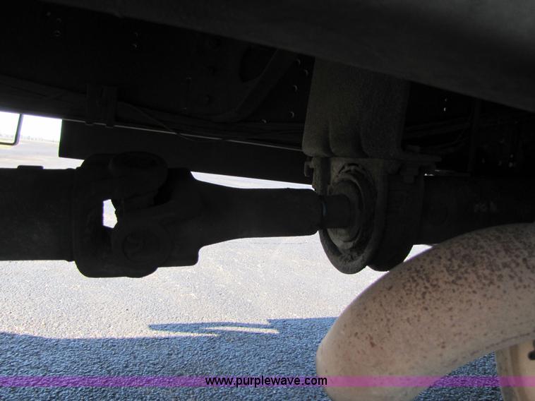 image for item 3621 2000 International 4700 truck