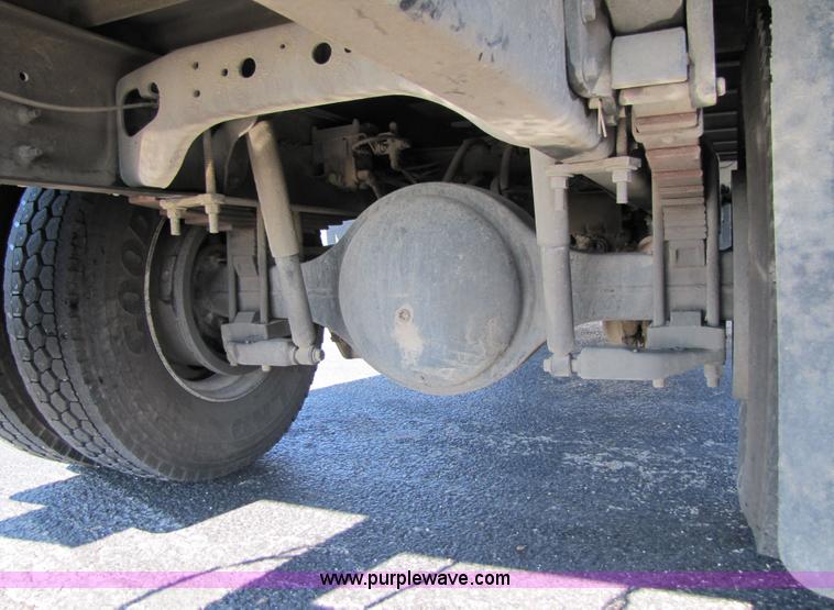 image for item 3621 2000 International 4700 truck