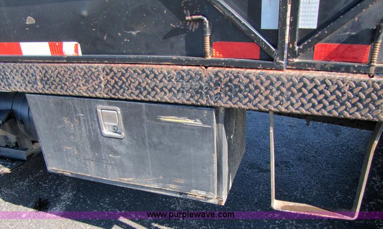 image for item 3621 2000 International 4700 truck