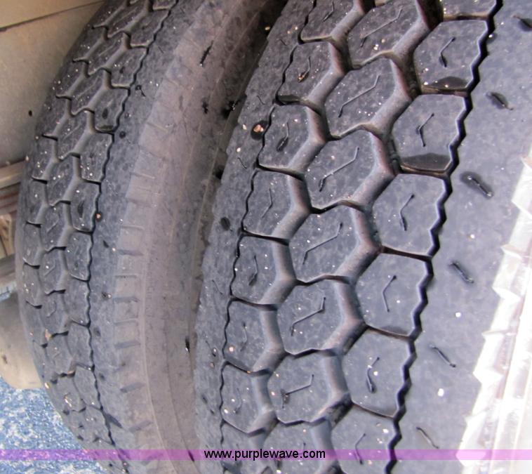 image for item 3621 2000 International 4700 truck