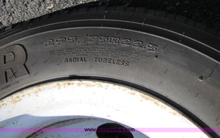 image for item 3621 2000 International 4700 truck