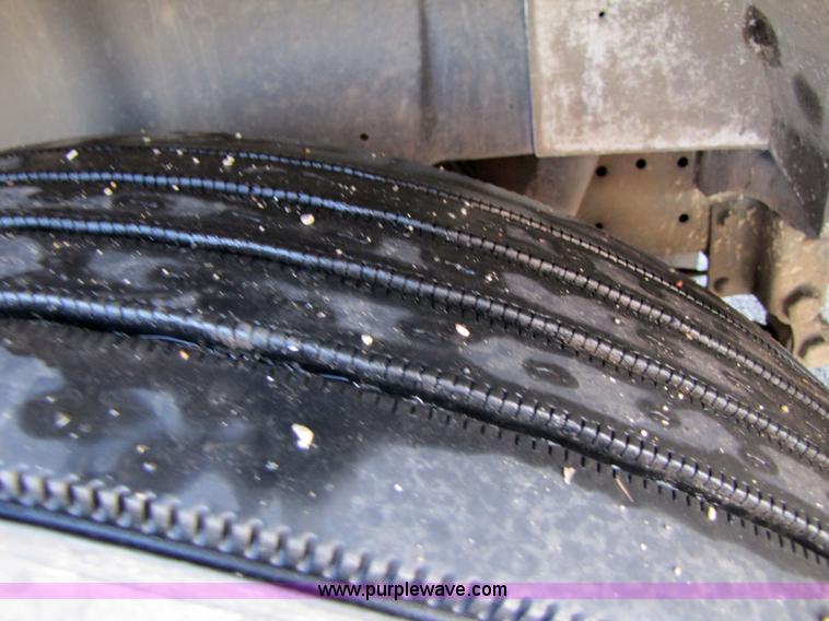 image for item 3621 2000 International 4700 truck