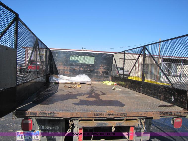 image for item 3621 2000 International 4700 truck