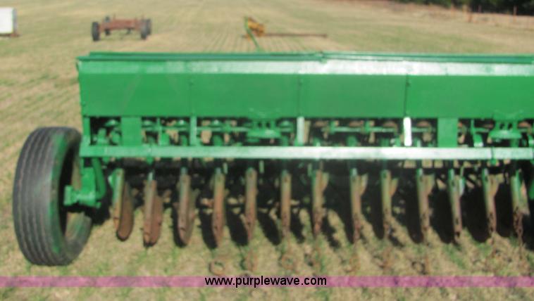image for item 6722 John Deere drill
