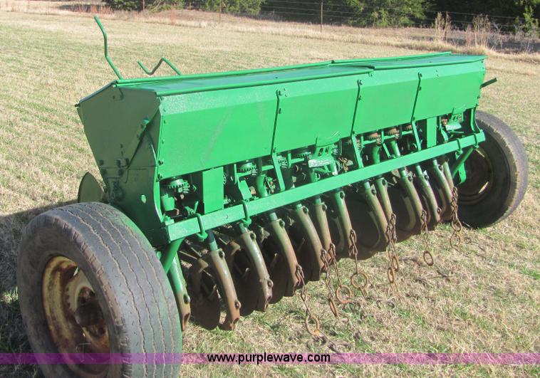 image for item 6722 John Deere drill