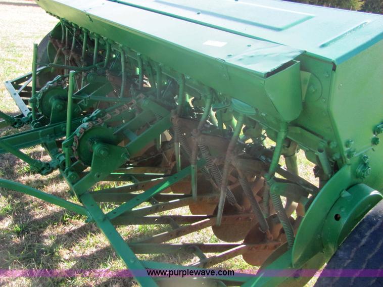 image for item 6722 John Deere drill