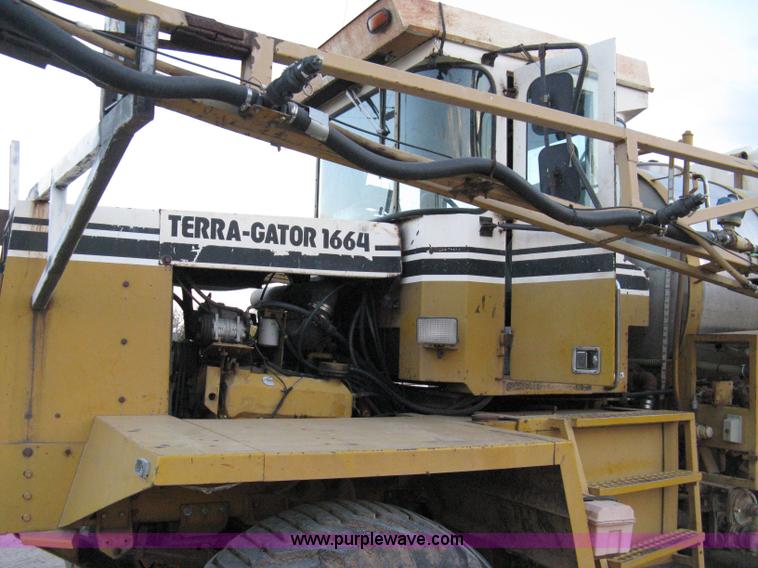 image for item 8059 1984 Ag-Chem 1664 self-propelled sprayer